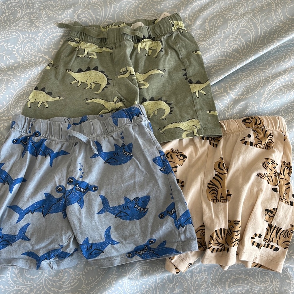 3 pairs of H&M boys knit shorts, size 4T.shark print, tiger print and dinosaur.